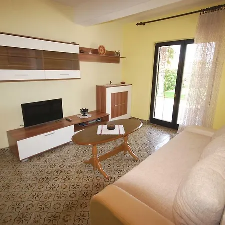 Guest house & Mira Njivice